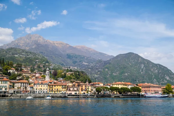 Menaggio, İtalya - 15 Nisan 2022: Como Gölü ve Menaggio liman bölgesi, Lombardy bölgesi