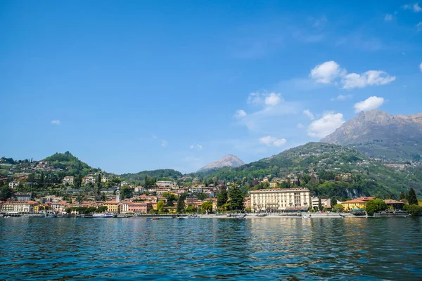 Menaggio, İtalya - 15 Nisan 2022: Como Gölü ve Menaggio liman bölgesi, Lombardy bölgesi