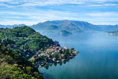 Varenna, İtalya - 15 Nisan 2022: Como Gölü ve Varenna limanı, Lombardy bölgesi