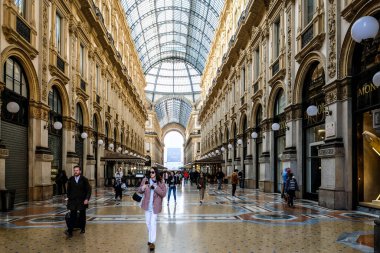 Milan, İtalya - 14 Nisan 2022: Galleria Vittorio Emanuele II, Milano 'daki alışveriş merkezi. Seçici odak