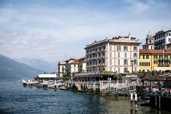 Bellagio, Itálie - 15. dubna 2022: Como Lake and town of Bellagio waterfront, Lombardie region Itálie — Stock fotografie