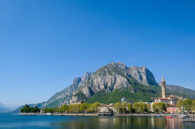 Lecco, İtalya - 15 Nisan 2022: Como Gölü ve İtalya 'nın Lombardiya Bölgesi, Lecco Limanı