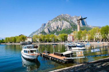 Lecco, İtalya - 15 Nisan 2022: Como Gölü ve İtalya 'nın Lombardiya Bölgesi, Lecco Limanı