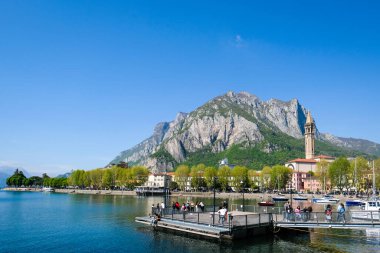 Lecco, İtalya - 15 Nisan 2022: Como Gölü ve İtalya 'nın Lombardiya Bölgesi, Lecco Limanı