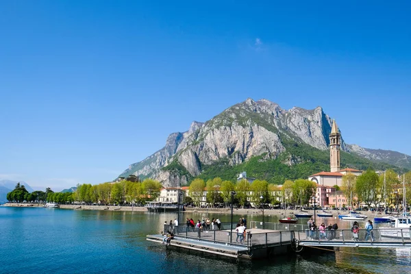 Lecco, Itálie - 15. dubna 2022: Como Lake and town of Lecco waterfront, Lombardie region Itálie — Stock fotografie