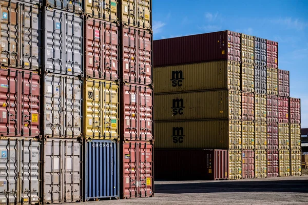 Riga, Letonya - 20 Nisan 2022: Limandaki nakliye konteynırları yığını