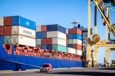 Riga, Letonya - 20 Nisan 2022: Riga Freeport 'taki Baltık Konteynır Terminali. Riga Limanı, Letonya. Bir limanda konteyner gemileri