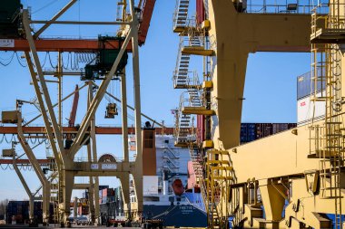 Riga, Letonya - 20 Nisan 2022: Riga Freeport 'taki Baltık Konteynır Terminali. Riga Limanı, Letonya. Bir limanda konteyner gemileri