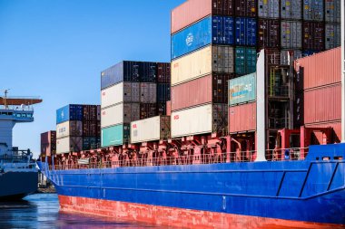 Riga, Letonya - 20 Nisan 2022: Riga Freeport 'taki Baltık Konteynır Terminali. Riga Limanı, Letonya. Bir limanda konteyner gemileri