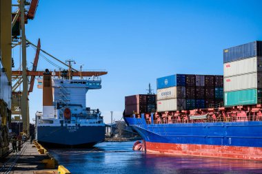 Riga, Letonya - 20 Nisan 2022: Riga Freeport 'taki Baltık Konteynır Terminali. Riga Limanı, Letonya. Bir limanda konteyner gemileri