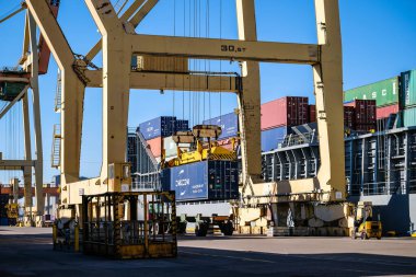 Riga, Letonya - 20 Nisan 2022: Riga Freeport 'taki Baltık Konteynır Terminali. Riga Limanı, Letonya. Bir limanda konteyner gemileri