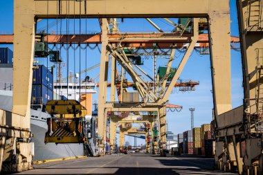 Riga, Letonya - 20 Nisan 2022: Riga Freeport 'taki Baltık Konteynır Terminali. Riga Limanı, Letonya. Bir limanda konteyner gemileri