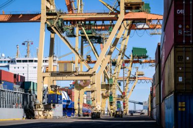 Riga, Letonya - 20 Nisan 2022: Riga Freeport 'taki Baltık Konteynır Terminali. Riga Limanı, Letonya. Bir limanda konteyner gemileri