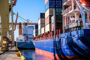 Riga, Letonya - 20 Nisan 2022: Riga Freeport 'taki Baltık Konteynır Terminali. Riga Limanı, Letonya. Bir limanda konteyner gemileri