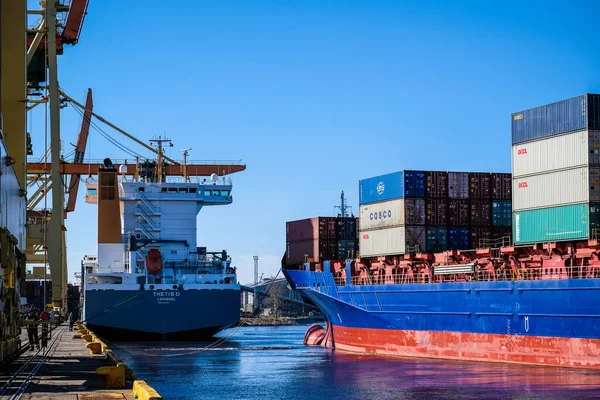 Riga, Letonya - 20 Nisan 2022: Riga Freeport 'taki Baltık Konteynır Terminali. Riga Limanı, Letonya. Bir limanda konteyner gemileri