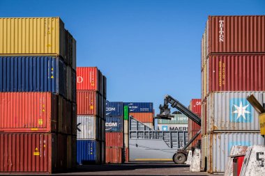 Riga, Letonya - 20 Nisan 2022: Riga Freeport 'taki Baltık Konteynır Terminali. Riga Limanı, Letonya. Bir limanda konteyner gemileri. Odaklanmamış