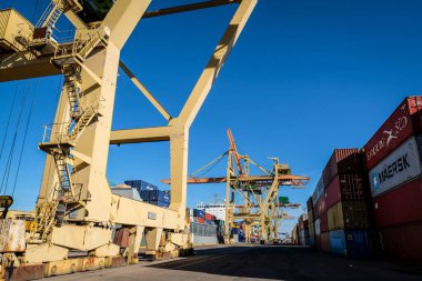 Riga, Letonya - 20 Nisan 2022: Riga Freeport 'taki Baltık Konteynır Terminali. Riga Limanı, Letonya. Bir limanda konteyner gemileri. Odaklanmamış