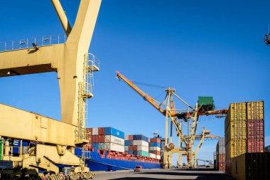 Riga, Letonya - 20 Nisan 2022: Riga Freeport 'taki Baltık Konteynır Terminali. Riga Limanı, Letonya. Bir limanda konteyner gemileri. Odaklanmamış