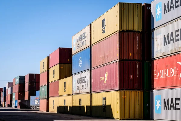 Riga, Letonya - 20 Nisan 2022: Riga Freeport 'taki Baltık Konteynır Terminali. Riga Limanı, Letonya. Bir limanda konteyner gemileri. Odaklanmamış