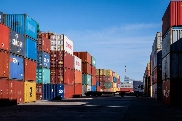 Riga, Letonya - 20 Nisan 2022: Riga Freeport 'taki Baltık Konteynır Terminali. Riga Limanı, Letonya. Bir limanda konteyner gemileri. Odaklanmamış