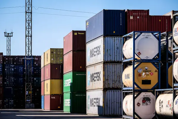 Riga, Letonya - 20 Nisan 2022: Riga Freeport 'taki Baltık Konteynır Terminali. Riga Limanı, Letonya. Bir limanda konteyner gemileri. Odaklanmamış