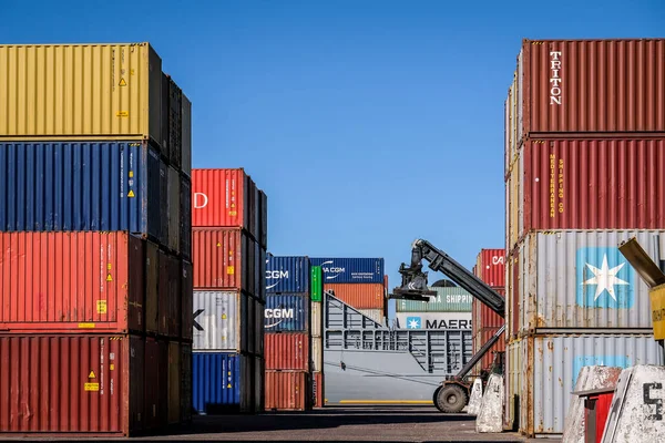 Riga, Letonya - 20 Nisan 2022: Riga Freeport 'taki Baltık Konteynır Terminali. Riga Limanı, Letonya. Bir limanda konteyner gemileri. Odaklanmamış