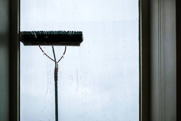 Čištění oken pomocí teleskopického vodního kartáče a mycího systému. Komerční čištění oken zvenčí s oblohou v pozadí. Rozostřeno — Stock fotografie
