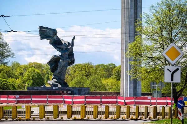 Riga, Letônia - 16 de maio de 2022: Vista do monumento Memorial da Vitória ao Exército Soviético em Riga, que deve ser demolido. Foco seletivo — Fotografia de Stock