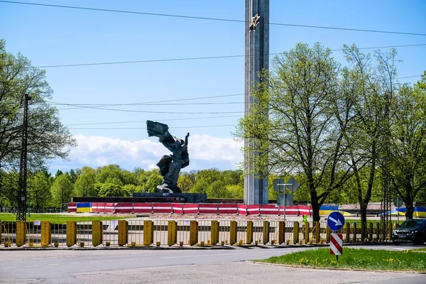 Riga, Letônia - 16 de maio de 2022: Vista do monumento Memorial da Vitória ao Exército Soviético em Riga, que deve ser demolido. Foco seletivo — Fotografia de Stock