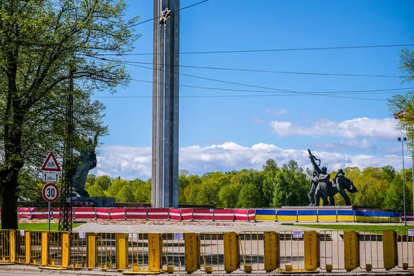 Riga, Letônia - 16 de maio de 2022: Vista do monumento Memorial da Vitória ao Exército Soviético em Riga, que deve ser demolido. Foco seletivo — Fotografia de Stock