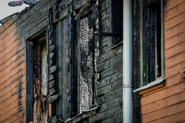 Drewniany dom po pożarze. Prochy domu z ognia. Zniszczony domek. Skupienie selektywne — Zdjęcie stockowe