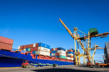 Riga, Letonya - 20 Nisan 2022: Riga Freeport 'taki Baltık Konteynır Terminali. Riga Limanı, Letonya. Bir limanda konteyner gemileri. Odaklanmamış