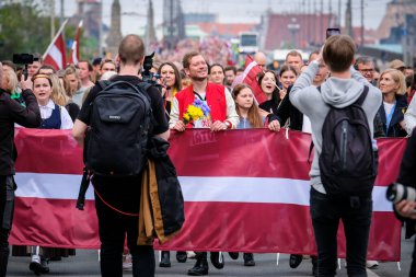 Riga, Letonya - 20 Mayıs 2022: Letonya protestoları Sovyet mirasını ve Riga 'daki Sovyet Ordusu' na yıkılacak olan Zafer Anıtı 'nı protesto etti. Seçici odak.
