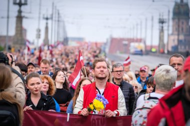 Riga, Letonya - 20 Mayıs 2022: Letonya protestoları Sovyet mirasını ve Riga 'daki Sovyet Ordusu' na yıkılacak olan Zafer Anıtı 'nı protesto etti. Seçici odak.