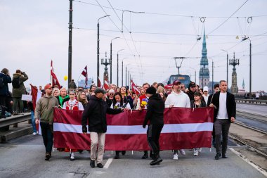 Riga, Letonya - 20 Mayıs 2022: Letonya protestoları Sovyet mirasını ve Riga 'daki Sovyet Ordusu' na yıkılacak olan Zafer Anıtı 'nı protesto etti. Seçici odak.