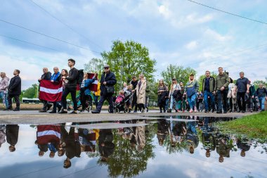 Riga, Letonya - 20 Mayıs 2022: Letonya protestoları Sovyet mirasını ve Riga 'daki Sovyet Ordusu' na yıkılacak olan Zafer Anıtı 'nı protesto etti. Seçici odak.