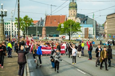 Riga, Letonya - 20 Mayıs 2022: Letonya protestoları Sovyet mirasını ve Riga 'daki Sovyet Ordusu' na yıkılacak olan Zafer Anıtı 'nı protesto etti. Seçici odak.