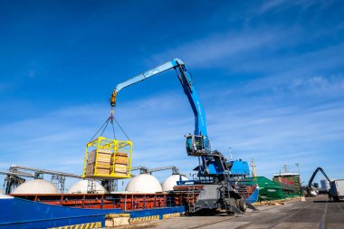 Riga, Letonya - 20 Nisan 2022: Riga Freeport 'taki Baltık Konteynır Terminali. Riga Limanı, Letonya. Bir limanda konteyner gemileri. Odaklanmamış