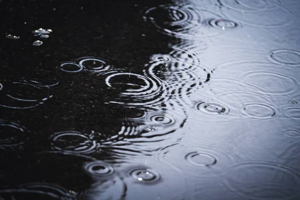 Deštivý Den Déšť Kapky Deště Kaluži Městě Asfaltu Rozostřený Kvalitní — Stock fotografie