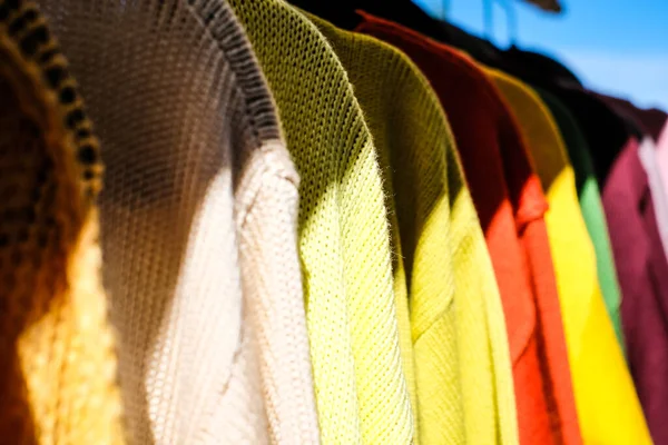 Kolorowe Wełniane Swetry Wieszakach Rynku Rzemiosła Selektywne Skupienie Wysokiej Jakości — Zdjęcie stockowe