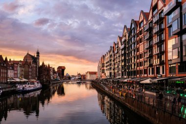 Gdansk, Polonya - 12 Haziran 2022: Baltık Denizi kıyısındaki büyük eski liman kenti Gdansk, turistlerin yaşadığı eski kasaba. Yüksek kalite fotoğraf