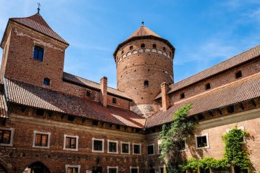 Reszel, Polonya - 12 Haziran 2022: Castle and the Church of the Holy Apostles Peter and Paul in history town Reszel, Polonya. Yüksek kalite fotoğraf