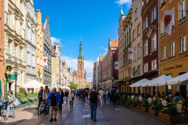 Gdansk, Polonya - 12 Haziran 2022: Baltık Denizi kıyısındaki büyük eski liman kenti Gdansk, turistlerin yaşadığı eski kasaba. Yüksek kalite fotoğraf