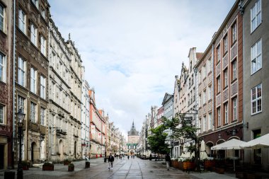 Gdansk, Polonya - 12 Haziran 2022: Baltık Denizi kıyısındaki büyük eski liman kenti Gdansk, turistlerin yaşadığı eski kasaba. Yüksek kalite fotoğraf