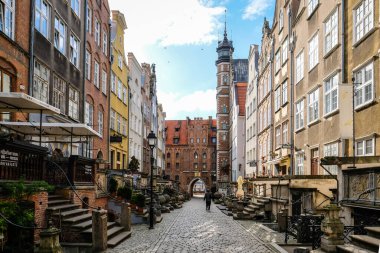 Gdansk, Polonya - 12 Haziran 2022: Baltık Denizi kıyısındaki büyük eski liman kenti Gdansk, turistlerin yaşadığı eski kasaba. Yüksek kalite fotoğraf