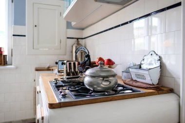 Kaunas, Litvanya - 18 Haziran 2022: Kaunas Art Deco dönemi apartmanı ve müzesi. Bu özel olarak finanse edilen bir mimari-tarihi proje. Seçici odaklanma. Yüksek kalite fotoğraf