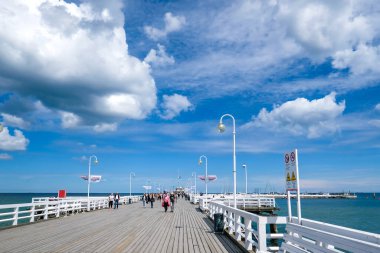 Sopot, Polonya - 15 Haziran 2022: Sopot Resort, Polonya. Ahşap iskele, marinalı ve plajlı bir köstebek. Sopot, Polonya 'nın önde gelen turizm merkezlerinden biri. Yüksek kalite fotoğraf
