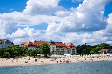 Sopot, Polonya - 15 Haziran 2022: Sopot Resort, Polonya. Ahşap iskele, marinalı ve plajlı bir köstebek. Sopot, Polonya 'nın önde gelen turizm merkezlerinden biri. Yüksek kalite fotoğraf