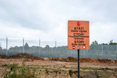 Robeznieki, Letonya - 14 Eylül 2022: Letonya - Belarus sınırı, Avrupa Birliği 'ne kaçak mültecilerin Belarus tarafından girmelerine karşı çit inşa ediliyor. Yüksek kalite fotoğraf