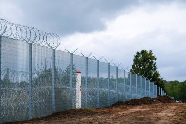 Robeznieki, Letonya - 14 Eylül 2022: Letonya - Belarus sınırı, Avrupa Birliği 'ne kaçak mültecilerin Belarus tarafından girmelerine karşı çit inşa ediliyor. Yüksek kalite fotoğraf